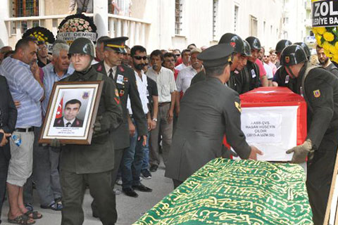 Denizde boğularak ölen askerin ölen diğer kardeşi toprağa verildi ailesi perişan oldu