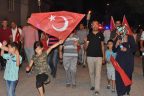 Bir yıl sonra 580 komandoyu engelledikleri havaalanına yürüdüler