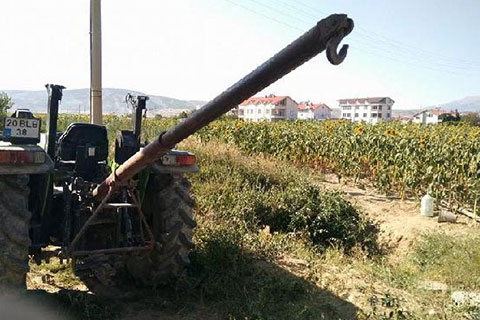 El frenini çekmeyi unuttuğu traktörünün altında kalıp, öldü