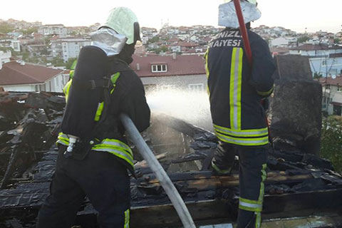 İlbade’de alevler çatıyı sardı