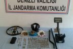 Tarih vurgununa hazırlanıyordu, baltayı taşa vurdu