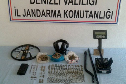 Tarih vurgununa hazırlanıyordu, baltayı taşa vurdu
