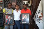 Ganalı futbolcuların eline fotoğraflarını verdi, ihraç edildiği partiye övgü yağdırdı