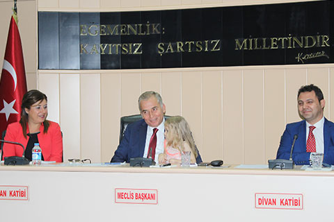 Başkan konuşurken sarı saçlı, güzel çocuk kucağına atladı