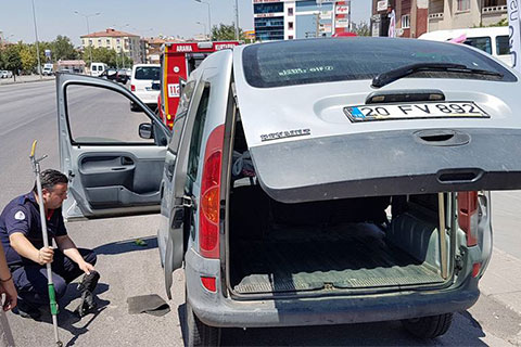 Hafif ticari araca giren yılan itfaiye ekipleri tarafından yakalandı