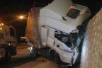 TIR, istinat duvarına çarptı: 1 yaralı