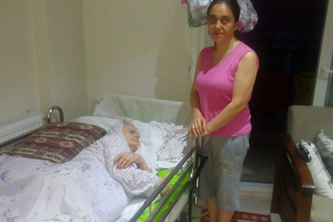 Alzheimer hastası yatalak kadını kocası terk etti, ona bakan torunu da devlete isyan etti