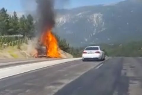Cankurtaran’da saman yüklü kamyon alev topuna döndü