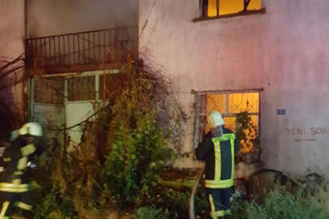 Acıpayam’da alevler evi sardı