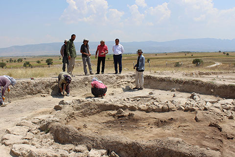 Çal Ekşi Höyük kazılarında önemli bulgular elde edildi