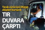 İstinat duvarına çarpan TIR’ın sürücüsü araçta sıkıştı