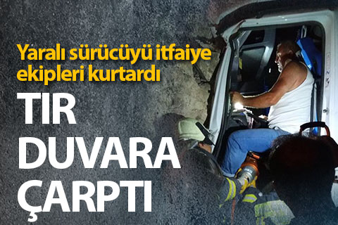 İstinat duvarına çarpan TIR’ın sürücüsü araçta sıkıştı