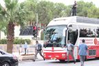 Cumhurbaşkanı Erdoğan halkı selamladı, hediyeler dağıttı