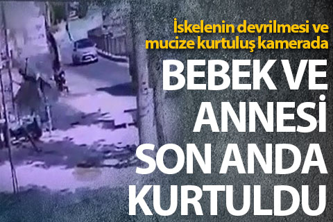 Bebekli kadın, devrilen iskeleden saniyelerle kurtulmuş
