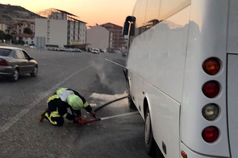 Yolcu minibüsü itfaiyenin önünde yanmaya başladı