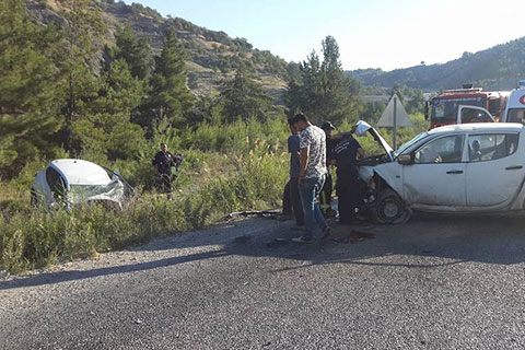 Kale’de otomobil ve pikap kafa kafaya çarpıştı: 1 ölü 2 yaralı