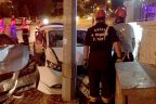 Araçta sıkışanları itfaiye kurtardı