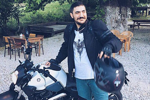 Kaza kurbanı motosikletçinin ailesi ve arkadaşları görgü tanığı arıyor