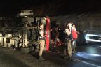 Yol domates tarlasına döndü