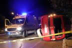 Refüje çarpan hafif ticari araç devrildi, sürücü hayatını kaybetti