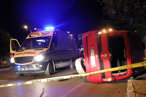 Refüje çarpan hafif ticari araç devrildi, sürücü hayatını kaybetti