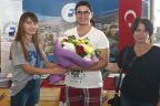 PAÜ öğrencilerini çiçeklerle karşılıyor