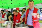Başkan Güven aşure dağıttı