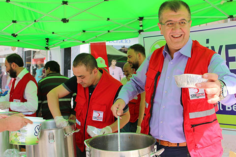 Başkan Güven aşure dağıttı