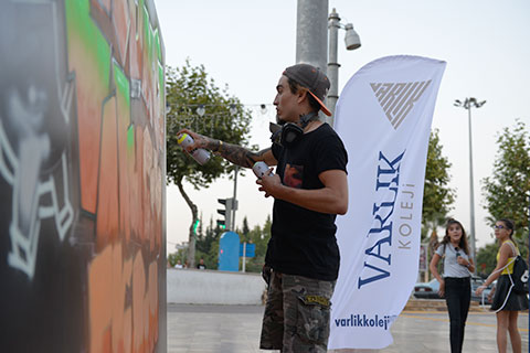 Varlık Koleji’nden graffitili marka lansmanı