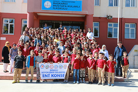Öğrencilere hayvan sevgisini aşılıyorlar