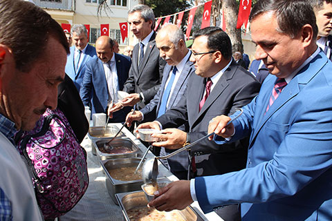 Aşure kazanları kardeşlik için kaynadı