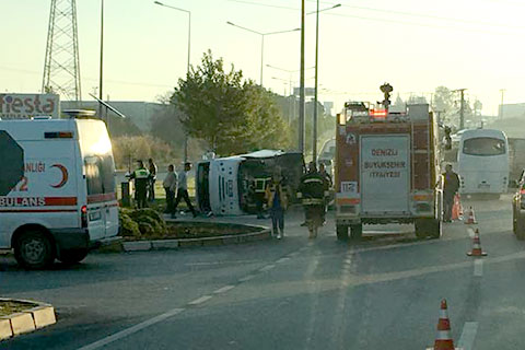 Servis minibüsü devrildi, yaralılar var
