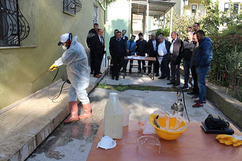 Belediye görevlilerine ilaçlama eğitimi
