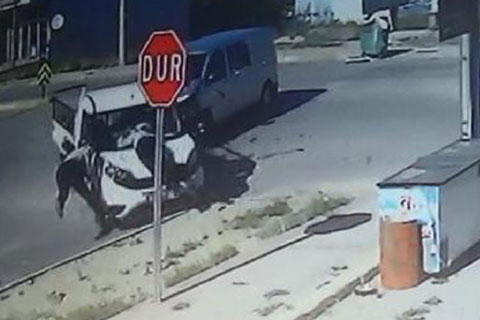 Minibüsle çarpışan kamyonet yayaları altına aldı. İşte o anlar