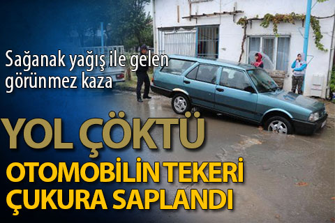 Yol çöktü, otomobilin tekeri çukura saplandı