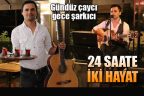 Gündüz çaycı, akşam da müzisyen olarak geçimini sağlıyor