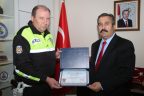 Rüşvet teklif edilen iki polise ödül