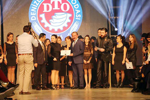 PODYUMDA DENİZLİ ÇİZGİLERİ