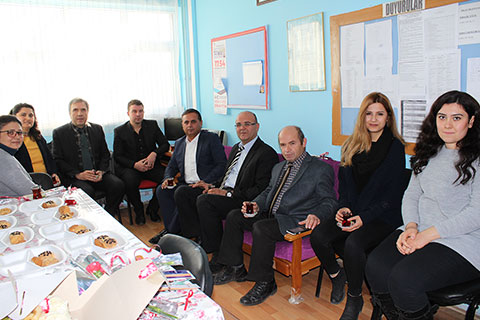 Öğretmenler Günü’nü mezun olduğu lisede kutladı