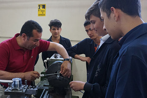 Sarı: İşsizliğin panzehiri mesleki eğitim