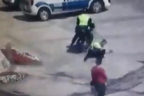 Polise çarpan motosikletli aranıyor