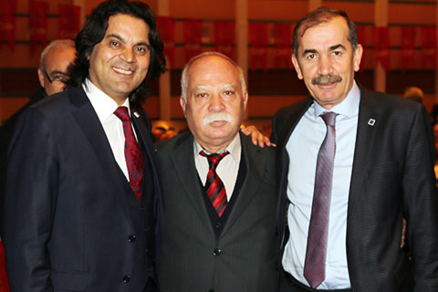İKİ ÖĞRENCİSİNİ BAŞKAN YAPTI