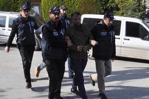 Afganları dövüp gasp ettiği öne sürülen 4 kişi yakalandı