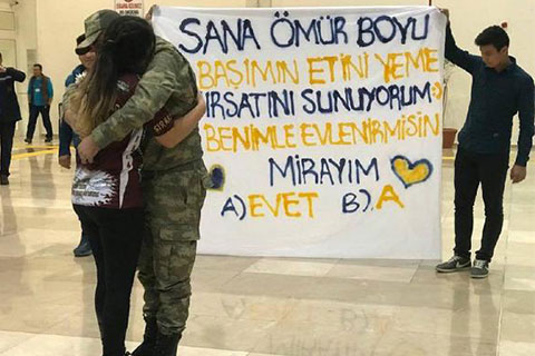 Askerlik dönüşü sürpriz evlilik teklifi