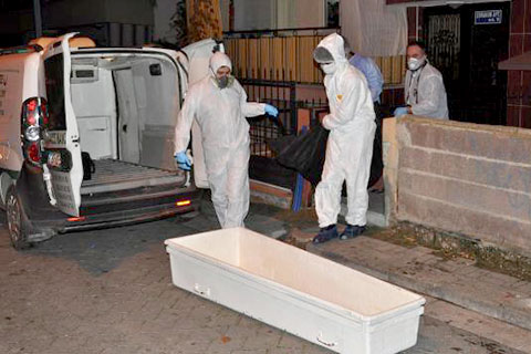 Evinden kötü kokular yayılınca cesedi bulundu