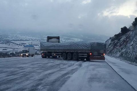 Beklenen kar geldi. İlçeler beyaza büründü, yollar buz pistine döndü
