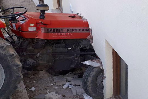 Traktörle komşusunun yatak odasına daldı