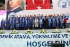 FETÖ nedeniyle yükselemeyen akademisyenler cübbe giydi