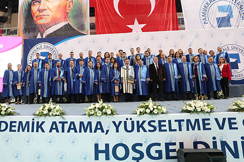 FETÖ nedeniyle yükselemeyen akademisyenler cübbe giydi