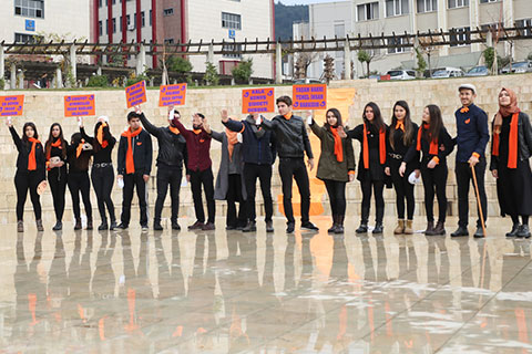 PAÜ öğrencileri kadına şiddete dramayla dikkat çekti